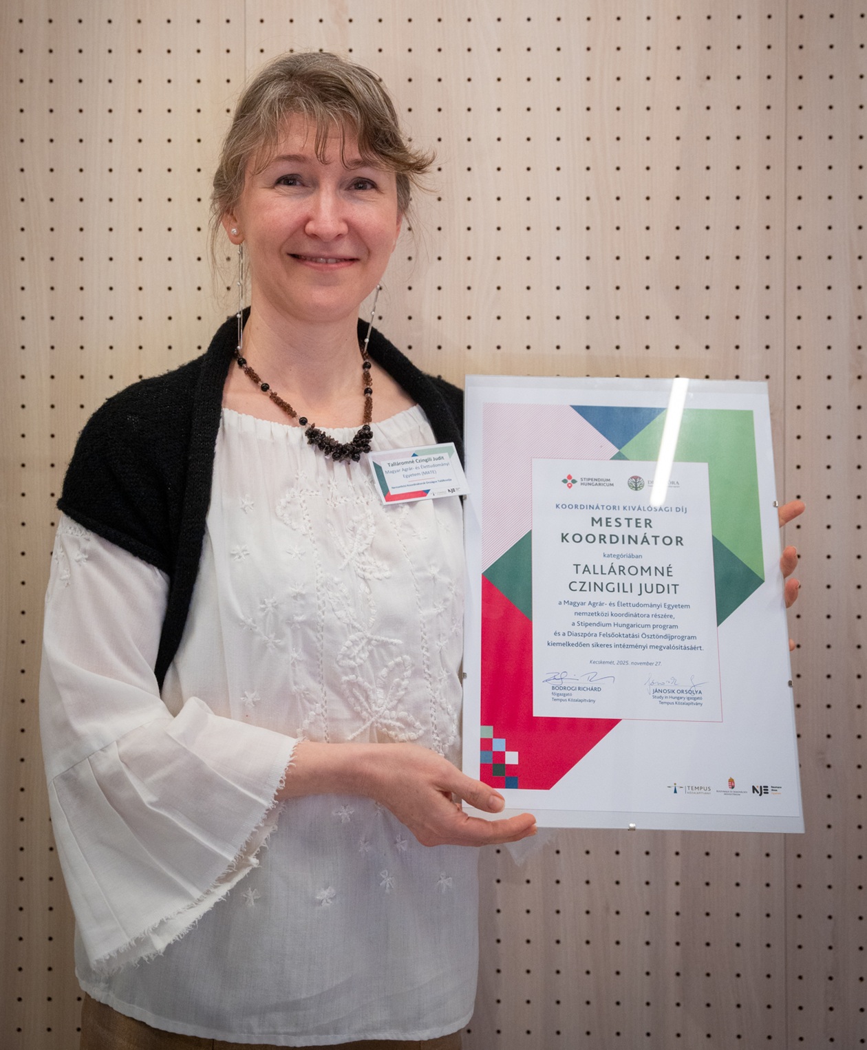 &Aacute;der Nikolett &bdquo;Kibontakoz&oacute; Kiv&aacute;l&oacute;s&aacute;g&rdquo; d&iacute;jas nemzetk&ouml;zi koordin&aacute;tor